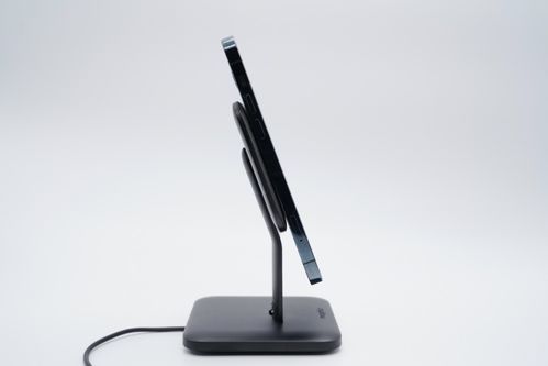 mophie 立式磁吸无线充电器评测 适合放在办公桌或床头柜使用